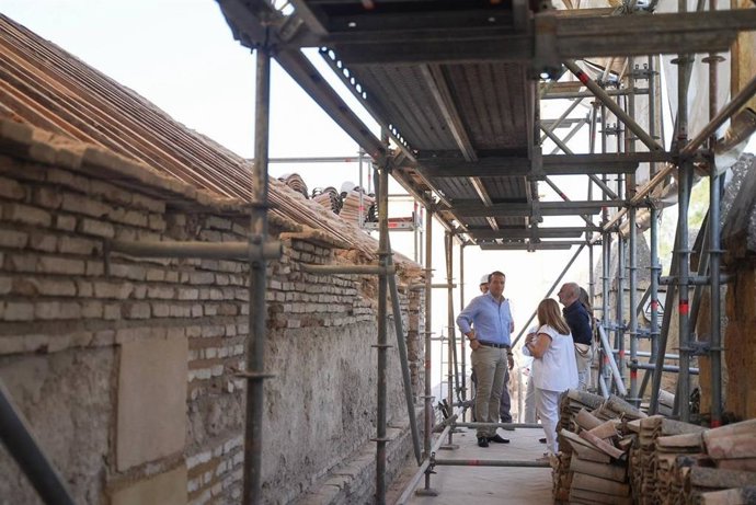 Bellido (izda., al fondo), durante su visita a las obras de restauración en el Alcázar de los Reyes Cristianos.