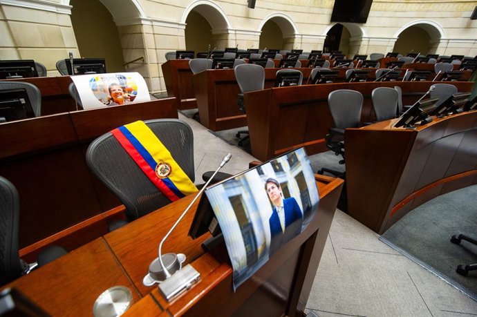 11 de agosto de 2025, Bogotá, Cundinamarca, Colômbia: Fotos e uma faixa com a bandeira de Miguel Uribe Turbay descansam em sua cadeira dentro do Capitólio, enquanto o edifício do Capitólio colombiano é preparado para a chegada de seu caixão para uma câmar