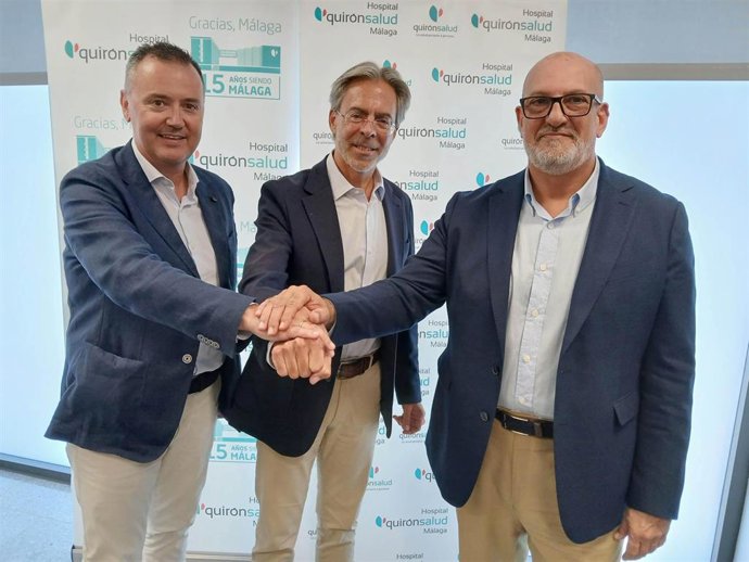 El presidente del Trops Málaga, Alberto Camas; el directivo de la entidad Jorge Gómez y CEO de Grupo Piscis Promociones Inmobiliarias, y  el director gerente del Hospital Quirónsalud, Tomás Urda