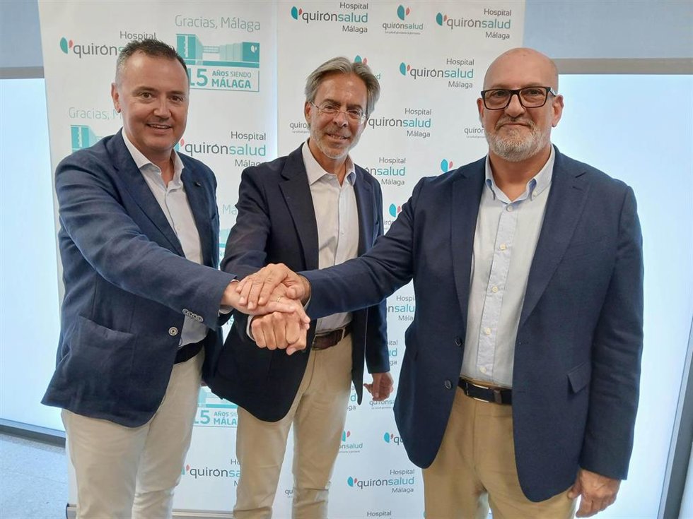 El presidente del Trops Málaga, Alberto Camas; el directivo de la entidad Jorge Gómez y CEO de Grupo Piscis Promociones Inmobiliarias, y  el director gerente del Hospital Quirónsalud, Tomás Urda
