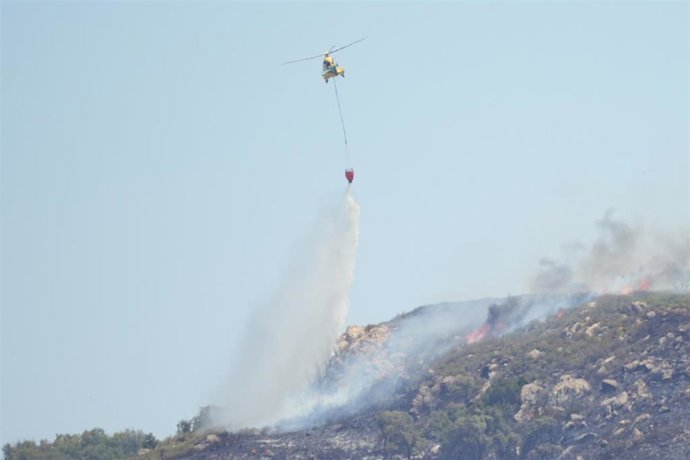 Medios aereos trabaan en la zona quemada del fuego de Tarifa. A12 de agosto de 2025. en Tarifa, Cádiz (Andalucía, España). Tras la reunión del Comité de Operaciones del Plan de Emergencia contra Incendios, el consejero de Presidencia, Antonio Sanz, recono