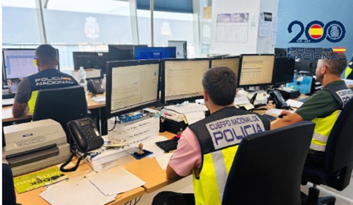 Agentes de la Unidad Contra las Redes de Migración y Falsedad Documental.