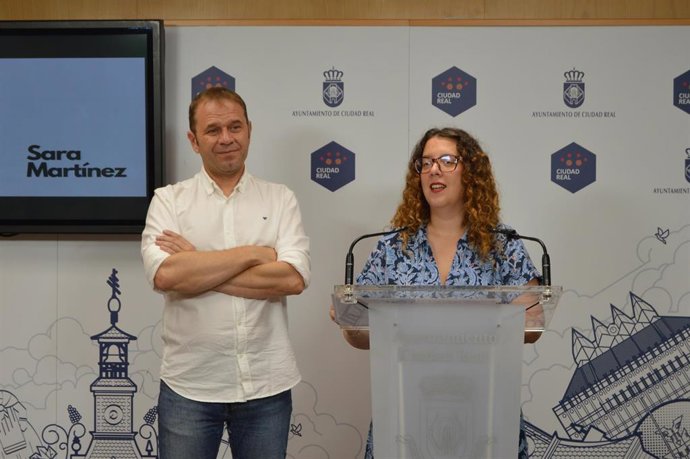 La portavoz del Grupo Municipal Socialista, Sara Martínez, y el concejal Jorge Juan Acedo, en rueda de prensa.