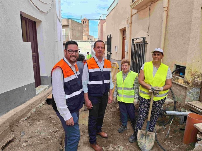 El subdelegado del Gobierno en Almería, José María Martín, y el alcalde de Tabernas, José Díaz Ibáñez, junto a trabajadores durante su visita a las obras que se ejecutan en el municipio.