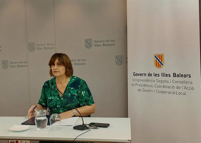 La vicepresidenta segunda del Govern y consellera de Presidencia, Coordinación de la Acción de Govern y Cooperación Local, Antònia Maria Estarellas, en rueda de prensa