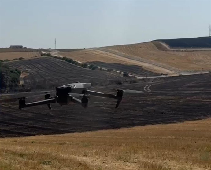 Un dron de la Policía Local de Jerez sobrevolando la zona afectada por el incendio de Montecastillo