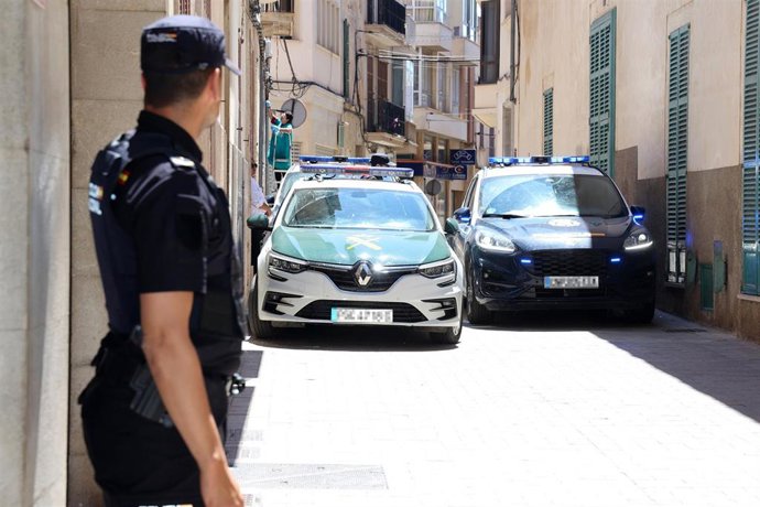 Archivo - Un agente de la Policía Nacional, a las puertas de los Juzgados de Manacor. 