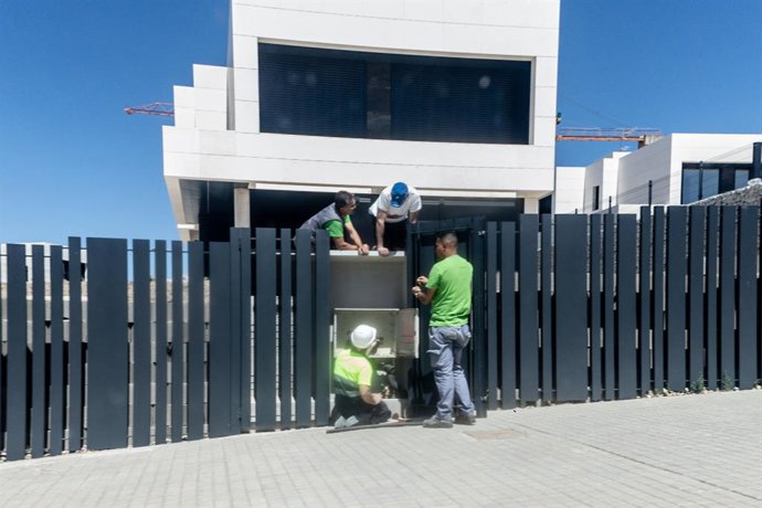 Varios obreros trabajan en la construcción de una vivienda nueva. 