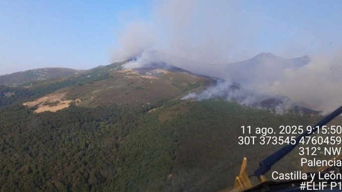 Sube a gravedad 2 el incendio de Resoba (Palencia) que obliga a evacuar una localidad y confinar otras dos