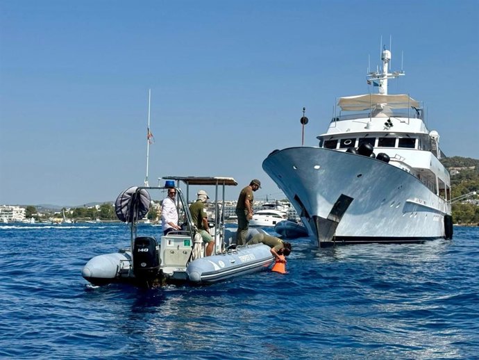 Una de las inspecciones para evitar el fondeo sobre praderas de posidonia en Ibiza.
