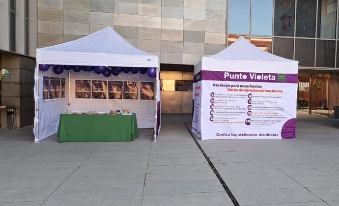 Imagen de uno de los 30 Puntos Violetas del Área de Cohesión Social e Igualdad para las ferias y eventos estivales de la provincia.