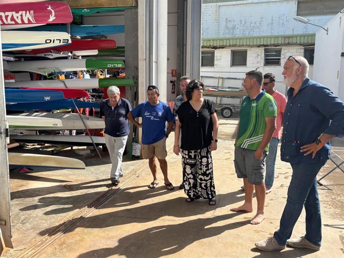 El vicepresidente segundo y responsable del Área de Transición Ecológica y Desarrollo a la Ciudadanía de la Diputación de Cádiz, Javier Vidal, en una visita a las instalaciones del Club de Actividades Náuticas Eslora de Sanlúcar de Barrameda