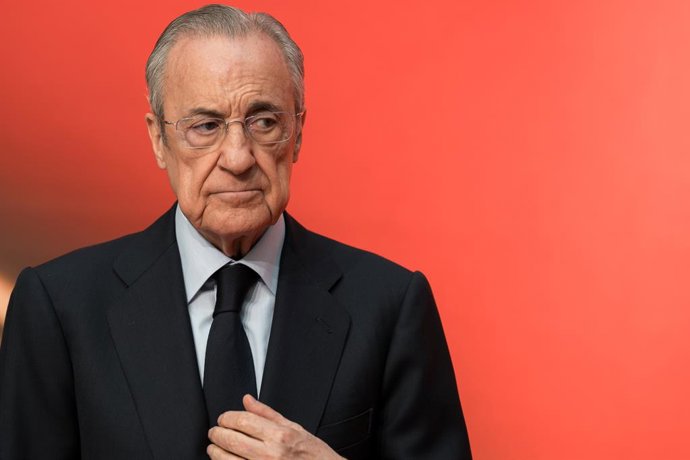 Archivo - El presidente del Real Madrid, Florentino Pérez, durante la entrega de la Medalla de Oro de la Administración autonómica al futbolista del Real Madrid, Dani Carvajal, en la Real Casa de Correos, a 27 de mayo de 2025, en Madrid (España). El Gobie