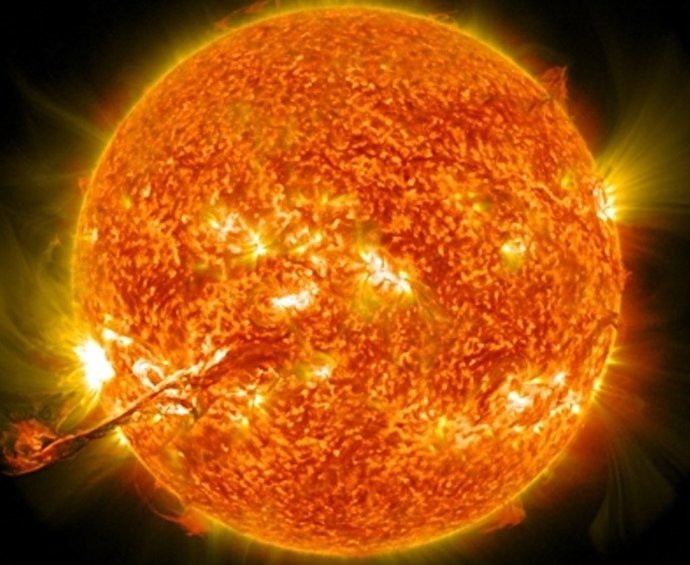 Las eyecciones de masa coronal están estrechamente relacionadas con la actividad magnética del Sol.