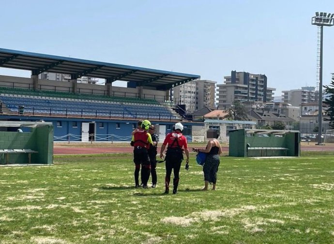 Un niño de 8 años con una herida en la pierna es trasladado en helicóptero al campo de fútbol.