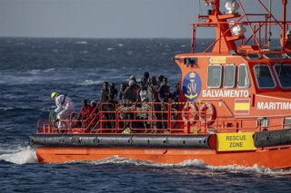 Archivo - Una lancha de Salvamento Marítimo tras el rescate de un cayuco a su llegada al Puerto de la Restinga, a 3 de diciembre de 2024, en El Hierro, Santa Cruz de Tenerife, Tenerife, Canarias (España).