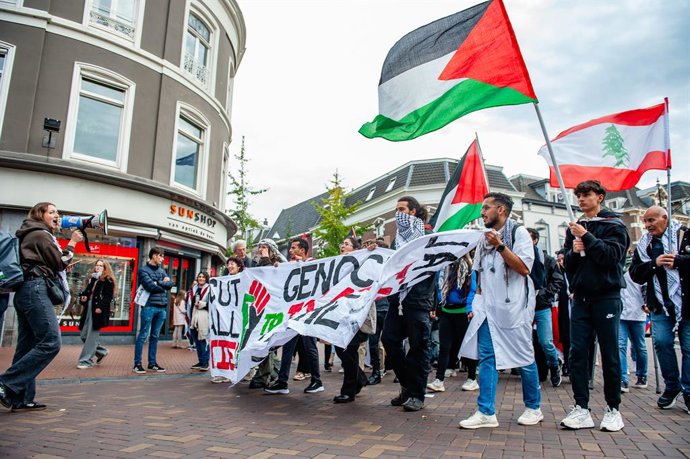 Archivo - October 12, 2024, Nijmegen, Netherlands: Protesters are seen marching with Palestine flags during the demonstration. Around two hundred people marched along the city center of Nijmegen to show their support with Palestine and the rest of the cou
