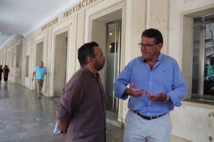 El parlamentario andaluz por Huelva de Vox, Rafael Segovia, y el diputado provincial de la formación en la provincia, Miguel Ángel Sánchez, a las puertas de la Diputación Provincial.