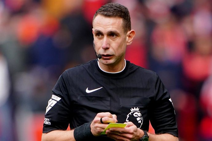 Archivo - FILED - 31 March 2024, United Kingdom, Liverpool: British referee David Coote in action during the English Premier League soccer match between Liverpool and Brighton and Hove Albion at Anfield. Coote has been given an eight-week suspension and t