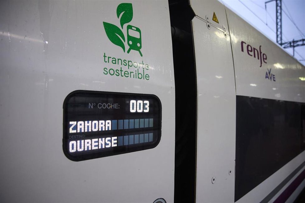 Archivo - Tren que va a efectuar un viaje por el nuevo tramo de alta velocidad Pedralba de la Pradería-Ourense, en la estación de Madrid-Chamartín Clara Campoamor, a 22 de noviembre de 2021, en Madrid, (España). Perteneciente a la Línea de Alta Velocida
