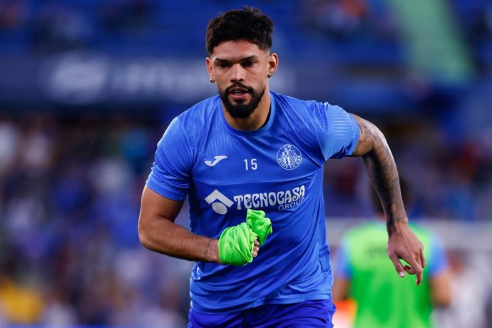 Archivo - Omar Alderete of Getafe CF warms up during the Spanish League, LaLiga EA Sports, football match played between Getafe CF and Real Madrid at Coliseum de Getafe stadium on April 23, 2025, in Getafe, Spain.