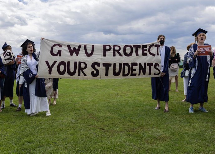 Archivo - May 17, 2025, Washington, Distict Of Columbia, U.S.A: Dozens of George Washington University graduates walk out during President Ellen Granberg's commencement address on the National Mall in Washington, D.C. on May 18, 2025. The protest calls fo