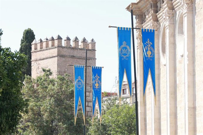 Archivo - Archivo- Banderolas en tejido azul colocadas por el Ayuntamiento de Sevilla en las calles del centro para ensalzar la procesión de la Virgen de los Reyes.