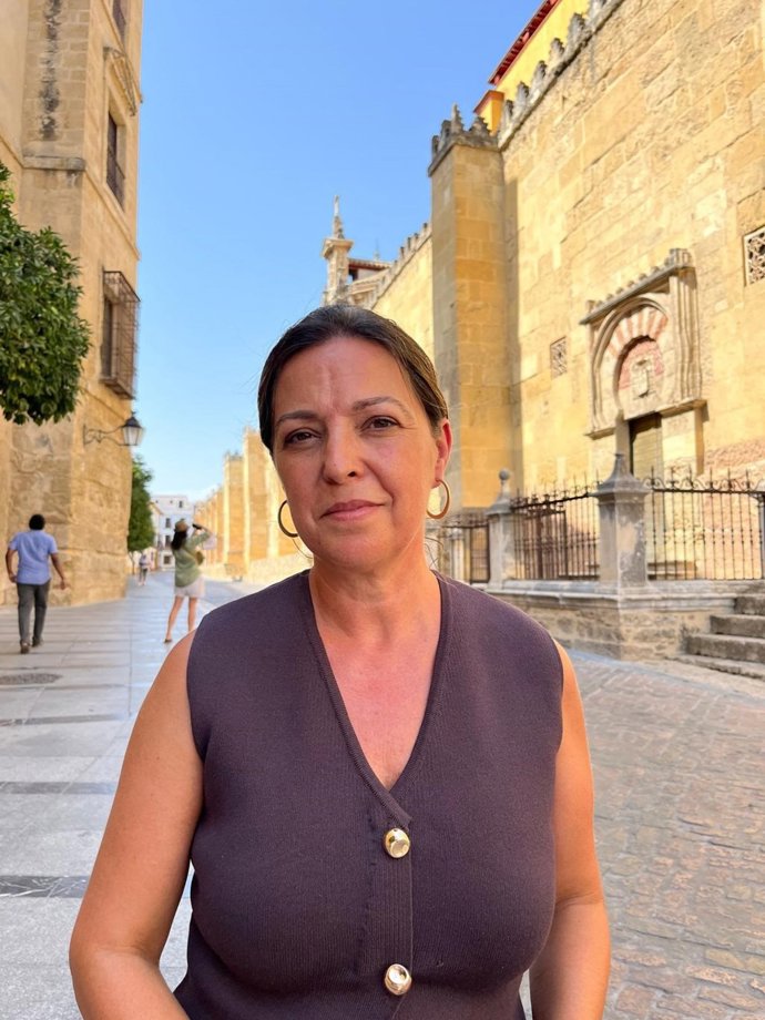 La portavoz socialista de Cultura en el Parlamento de Andalucía, Isabel Ambrosio, en una imagen con la Mezquita de fondo.
