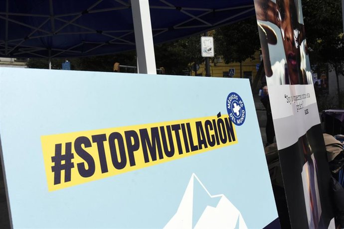 Archivo - Un cartel en contra de la mutilación genital femenina