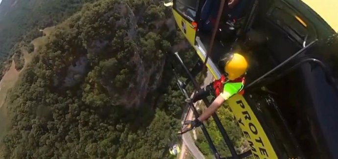 Rescatan en helicóptero a una escaladora atrapada tras quedar colgada por unos mosquetones en Frías (Burgos)