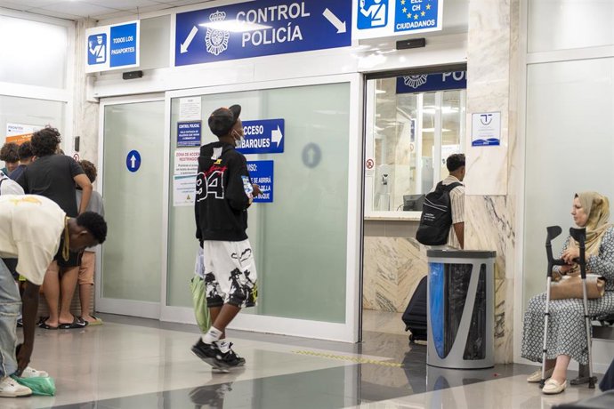 Decenas de migrantes embarcan para salir hacia la península, a 7 de agosto de 2025, en Ceuta (España). 