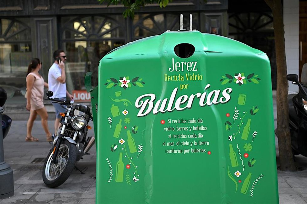 Contenedor verde con la nueva campaña de Ecovidrio en Jerez