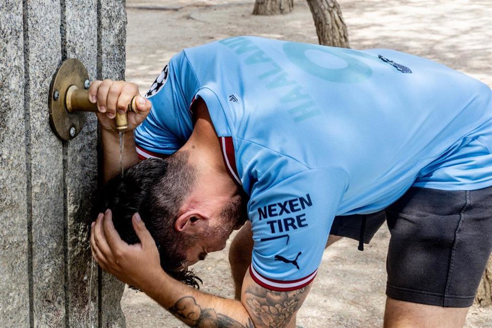Un chico se moja la cabeza