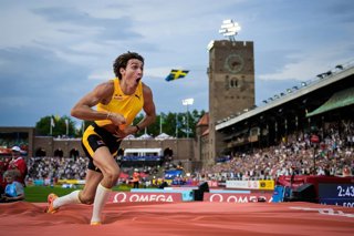 Archivo - June 15, 2025, Stockholm, SWEDEN: 250615 Armand Duplantis of Sweden celebrates after clearing 6,28 meters in the men's pole vault final and setting a new world record during Bauhaus-galan, part of the Diamond League series, June 15, 2025 in Stoc