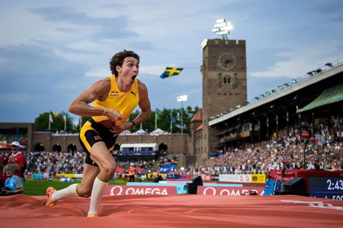 Archivo - June 15, 2025, Stockholm, SWEDEN: 250615 Armand Duplantis of Sweden celebrates after clearing 6,28 meters in the men's pole vault final and setting a new world record during Bauhaus-galan, part of the Diamond League series, June 15, 2025 in Stoc