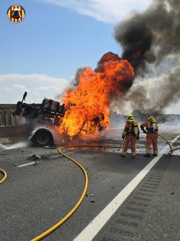 Sofocan el incendio de un camión en la A-3 tras salirse de la carretera