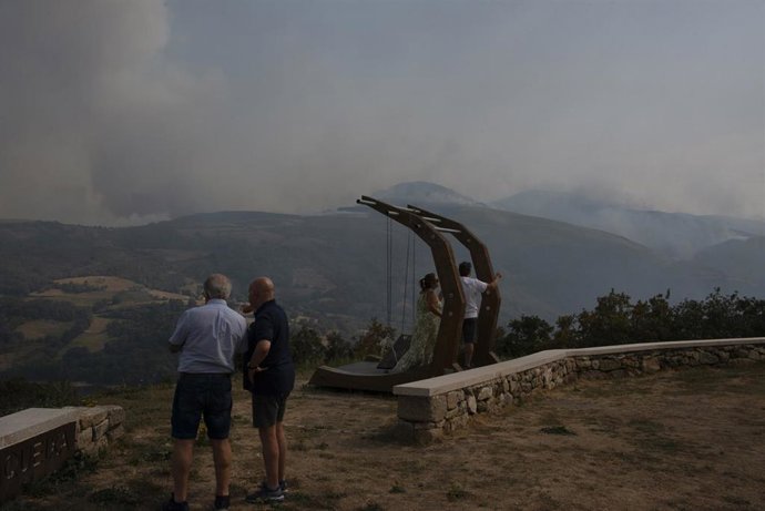Mirador de Chandrexa de Queixa con columpio y vistas hacia el Macizo Central gallego, a 11 de agosto de 2025, en Chandrexa de Queixa, Ourense, Galicia (España).