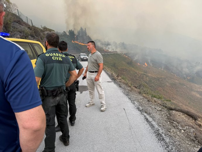 Efectivos de la Guardia Civil y el concejal de Medio Rural de Cangas del Narcea, Ángel García, en las labores de seguimiento del incendio.