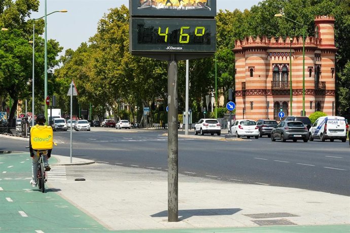 Ciclista por las calles de Sevilla en plena ola de calor. Imagen de archivo. 