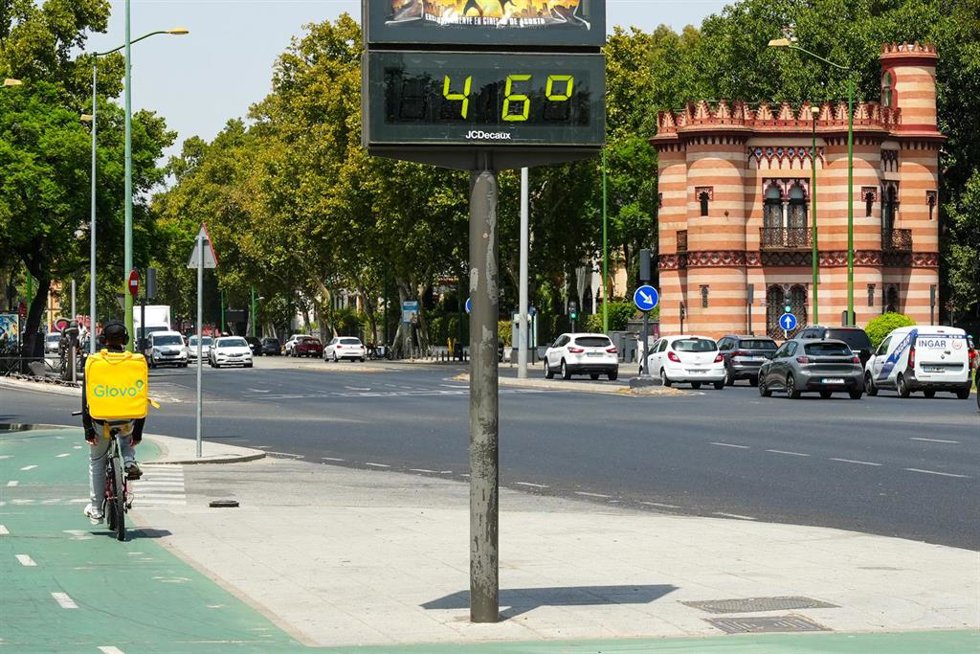 Ciclista por las calles de Sevilla en plena ola de calor. Imagen de archivo.