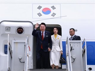 Archivo - 09 July 2024, US, Hawaii: South Korean President Yoon Suk Yeol (L) and first lady Kim Keon Hee arrive at Hickam Air Force Base in Honolulu, ahead of his visit to Washington DC, to attend a North Atlantic Treaty Organization summit. Photo: -/yonh