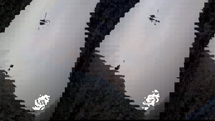 ras ser asistido por la médica - rescatadora fue evacuado a la aeronave para su traslado al hospital. Entrada y salida del equipo mediante operaciones de grúa con la aeronave en las que se desplegaron unos 40 metros de cable.