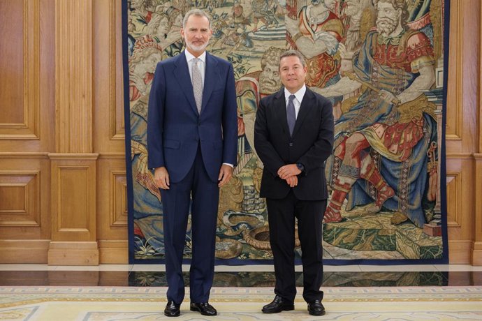 Archivo - El Rey Felipe VI (i) posa en audiencia junto al presidente de la Junta de Comunidades de Castilla-La Mancha, Emiliano García-Page (d), en el Palacio de la Zarzuela, a 20 de septiembre de 2023, en Madrid (España). Don Felipe recibe al presidente 