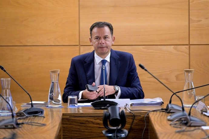 O primeiro-ministro de Portugal, Luís Montenegro, durante uma reunião para avaliar a gestão de incêndios florestais.