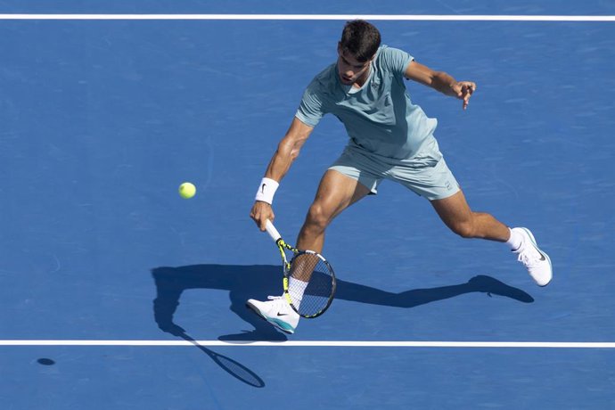 10 August 2025, US, Mason: Spanish tennis player Carlos Alcaraz in action against Bosnia's Damir Dzumhur during their men's singles round of 64 of the Cincinnati Open tennis tournament at the Lindner Family Tennis Center. Photo: Wally Nell/ZUMA Press Wire