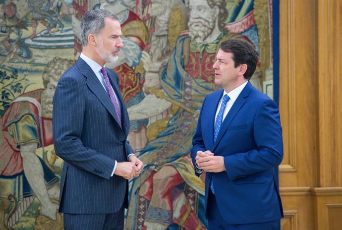 Archivo - El Rey Felipe VI (i) recibe en audiencia al presidente de la Junta de Castilla y León, Alfonso Fernández Mañueco (d), en el Palacio de La Zarzuela, a 1 de junio de 2022, en Madrid (España). Felipe VI recibe a Mañueco con motivo de su reciente re