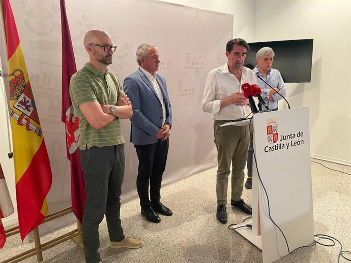 El consejero de Medio Ambiente, Juan Carlos Suárez-Quiñones, jutno al delegado del Gobierno en Castilla y León, Nicanor Sen, en una rueda de prensa para informar de la situación de los incendios