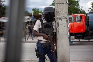 Archivo - Imagen de archivo de un policía en la capital de Haití, Puerto Príncipe