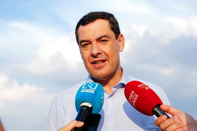 El presidente de la Junta de Andalucía, Juanma Moreno, atiende a los medios tras visitar distintos pabellones de la Exposición Osaka 2025. A 1 de agosto de 2025 en Osaka, Japón. El presidente de la Junta de Andalucía, Juanma Moreno,  visita los pabellones