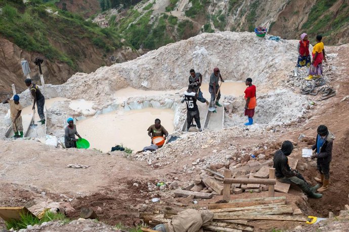 Archivo - Trabajadores en una mina de coltán en Rubaya, en República Democrática del Congo
